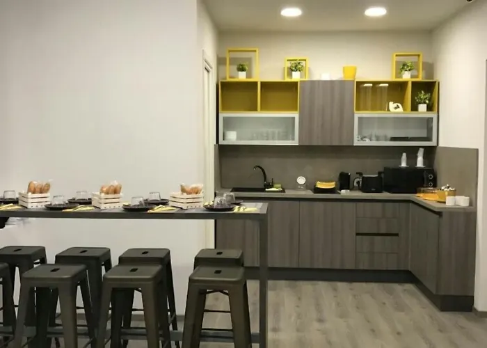 לינה וארוחת בוקר Sensation House